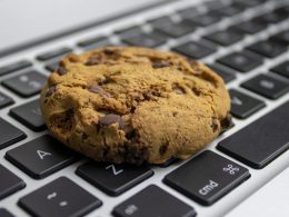 Biscoito cookie em cima de teclado